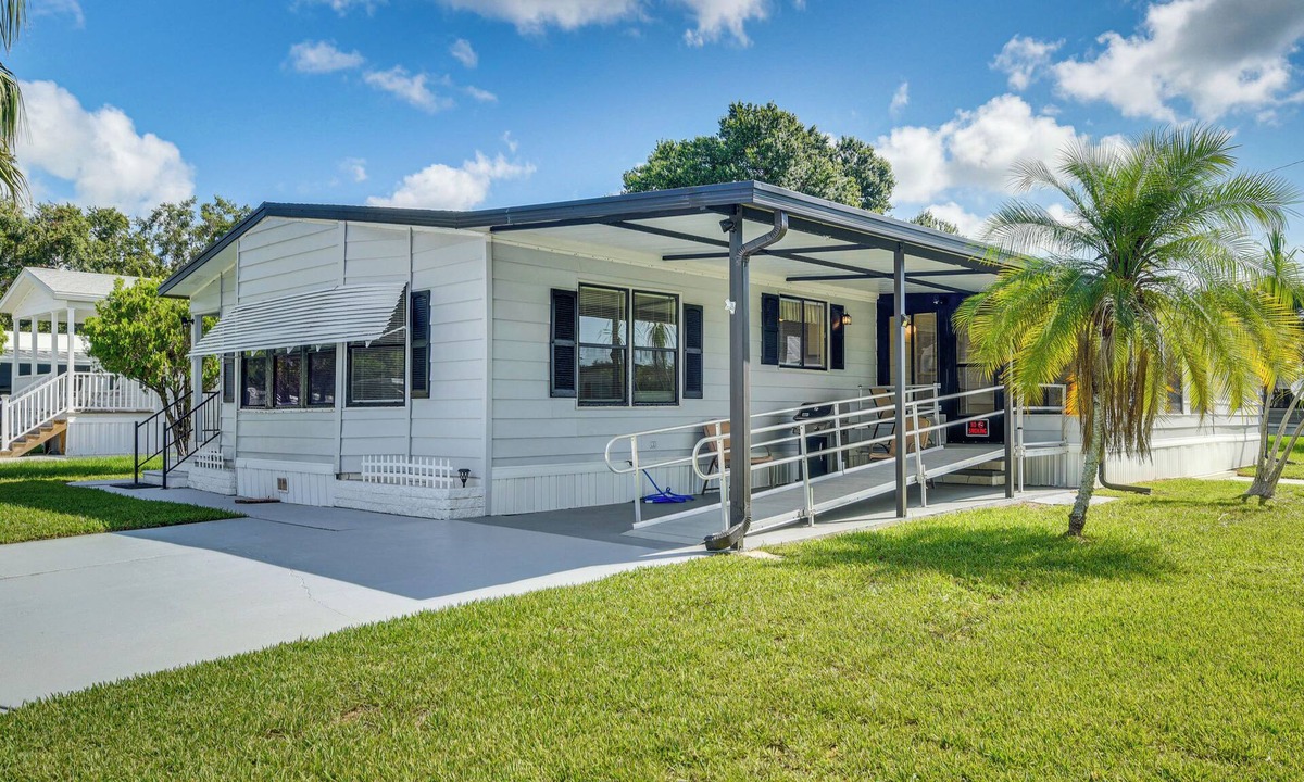 Edgewater House | Walk to Indian River From Pet-Friendly Home!