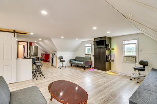 Arlington Heights House | Walk to Main St Stroudsburg! Pocono Townhome