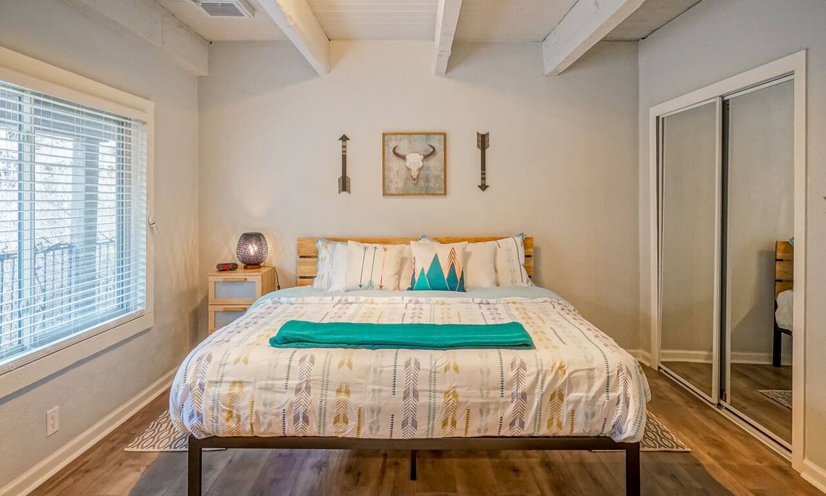 West Old Town Apartment | Walk to Old Town 2BR/1.5ba Professionally Cleaned