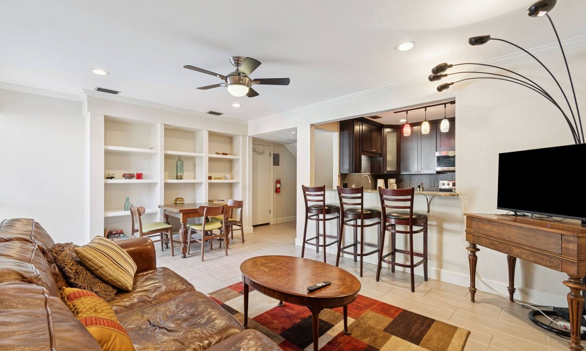 Gainesville House | Walk to UF campus-2 bedroom Townhome off University Avenue near Westgate Publix!