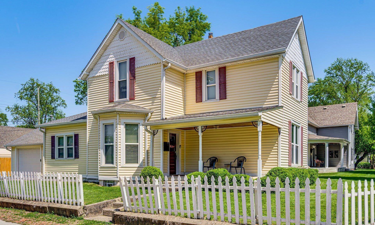 Noblesville House | Walkable Old Town | Sleeps 10 | 1900s Charm