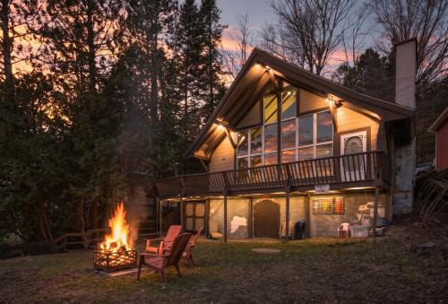 St-Adolphe-d'Howard House | Waterfont cottage with private dock and watercrafts