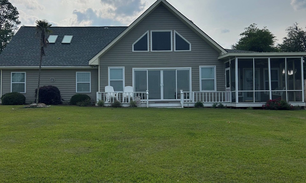 Mount Pleasant House | Waterfront 3 bed 3 bath, located on fisherman’s dream Lake Seminole.