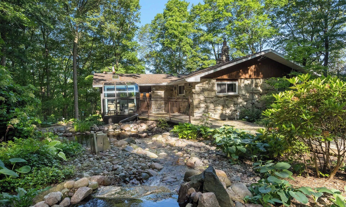 Namur House | Waterfront Bayview Bliss Bungalow