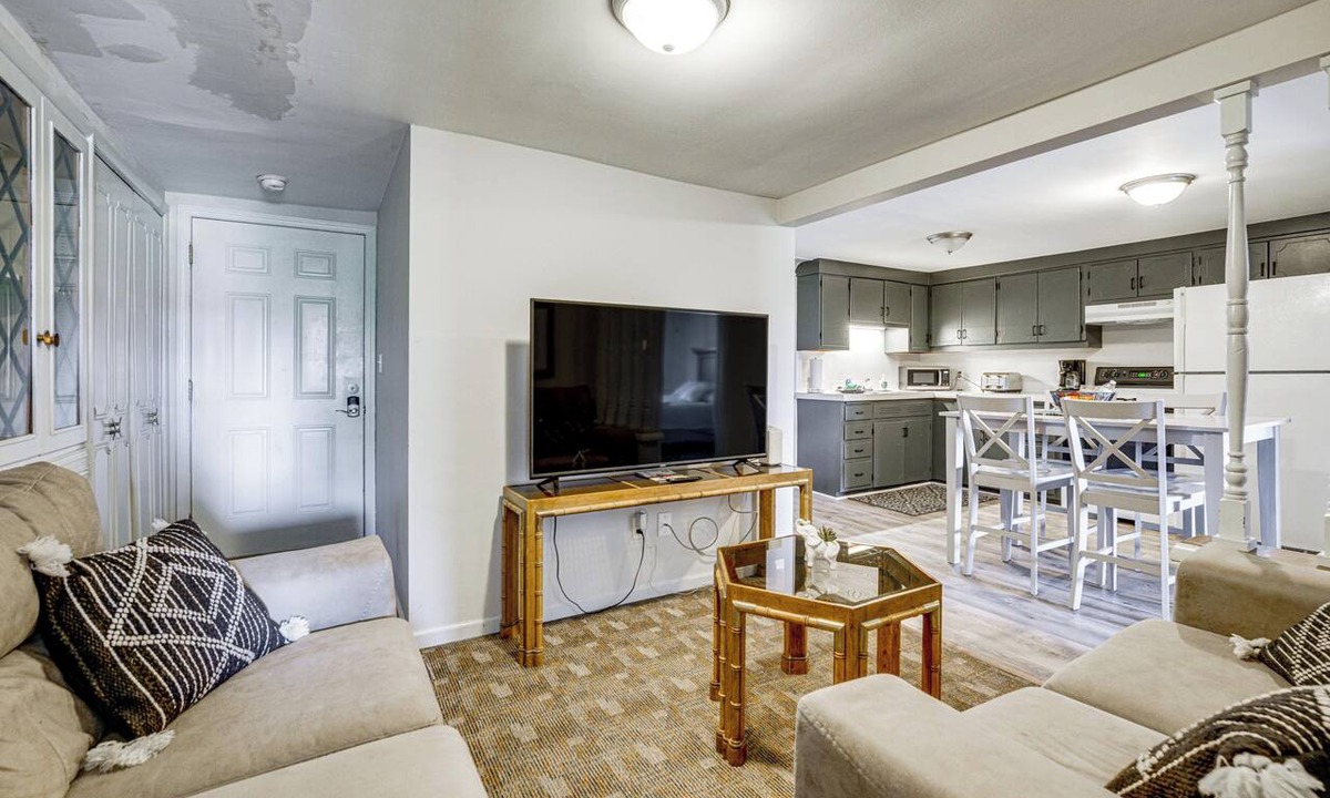 Port Huron Condo | Waterfront Condo 2 Mi to Historic Dtwn Port Huron!