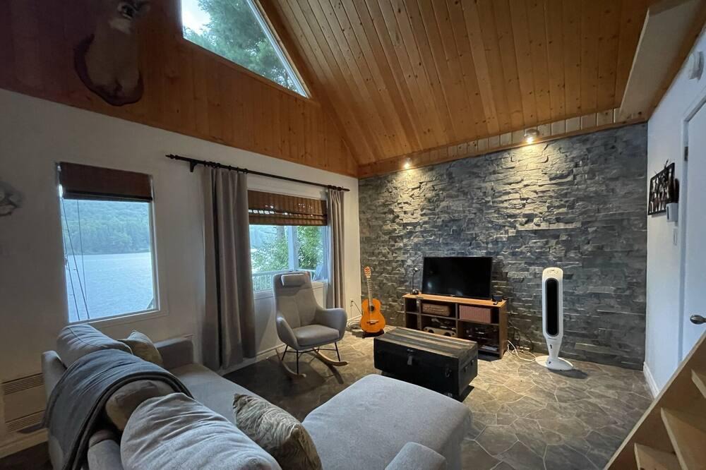 L'Ascension Ski Chalet | Waterfront cottage