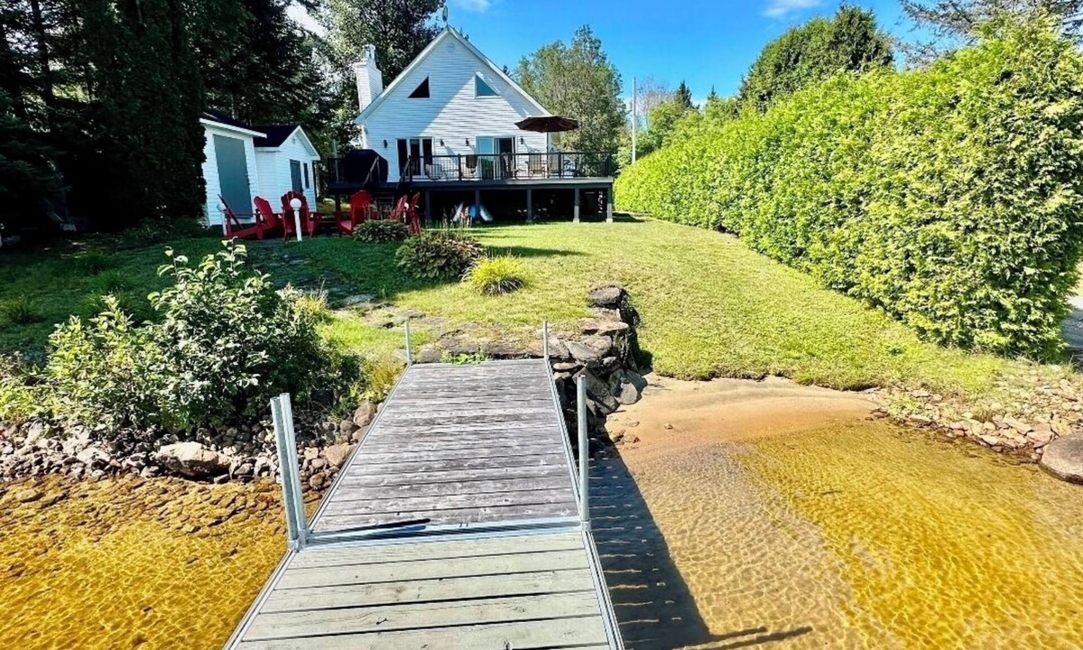 Lac-des-Plages Ski Chalet | Waterfront Getaway with a Spa Family-friendly chalet that sleeps 11