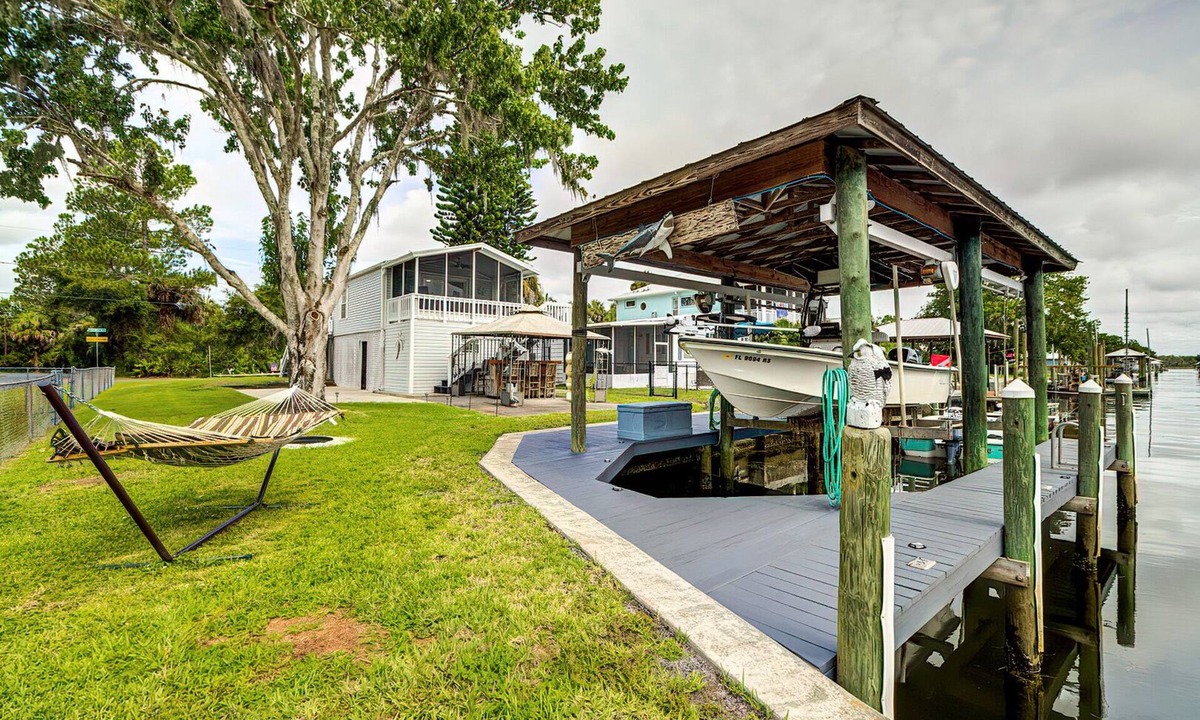 Crystal River House | Waterfront Home on deep canal, private dock, close to boat ramp Ft Island Trail