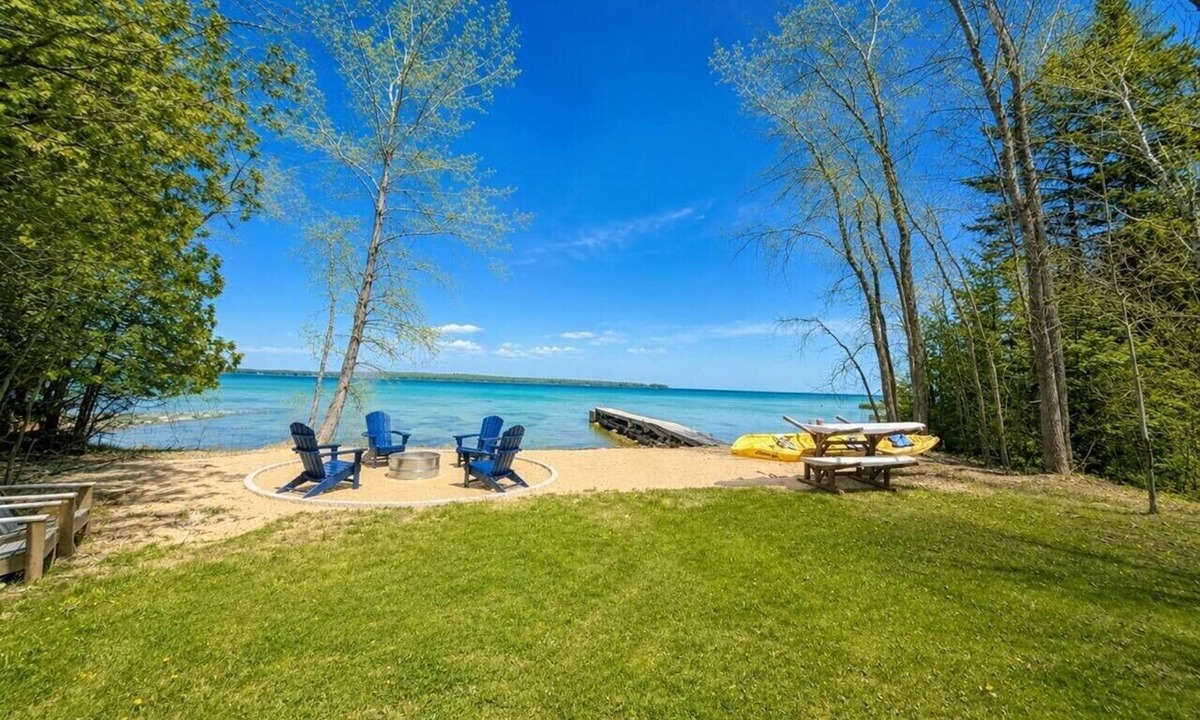 Baileys Harbor House | Waterfront Home|Dock & Kayaks|5 Min to Baileys Harbor
