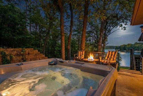 Mid America House | Waterfront Lake Hamilton Estate with Hot Tub & Private Dock