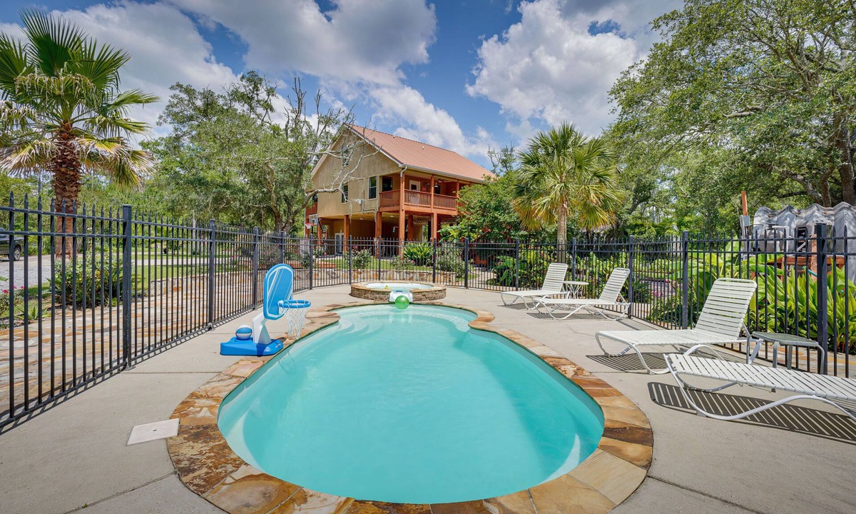 Pass Christian House | Waterfront Pass Christian Oasis ~ 2 Mi to Beach!