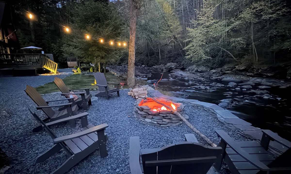 East Stroudsburg Ski Chalet | Waterfront Poconos retreat on Bushkill Creek w/firepit & wood pellet stove!