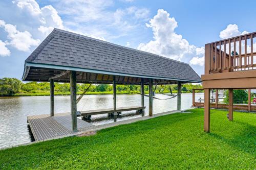 Dickinson Apartment | Waterfront Studio w/Dock, 8 Mi to Kemah Boardwalk