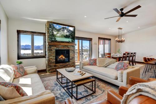 Fraser House | Waterside Mountain Villa 8B I Private Hot Tub I Great Views I Activity Program
