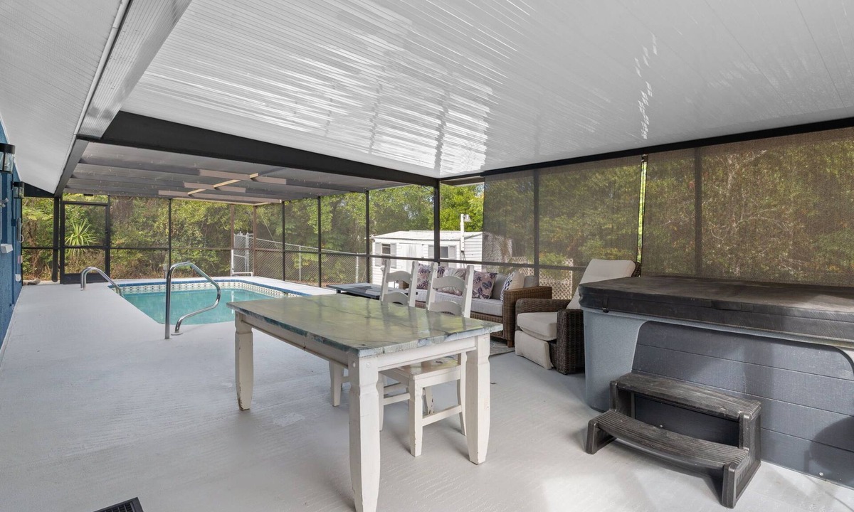 Spring Hill House | Weeki Wachee Heated Pool Mermaid Retreat