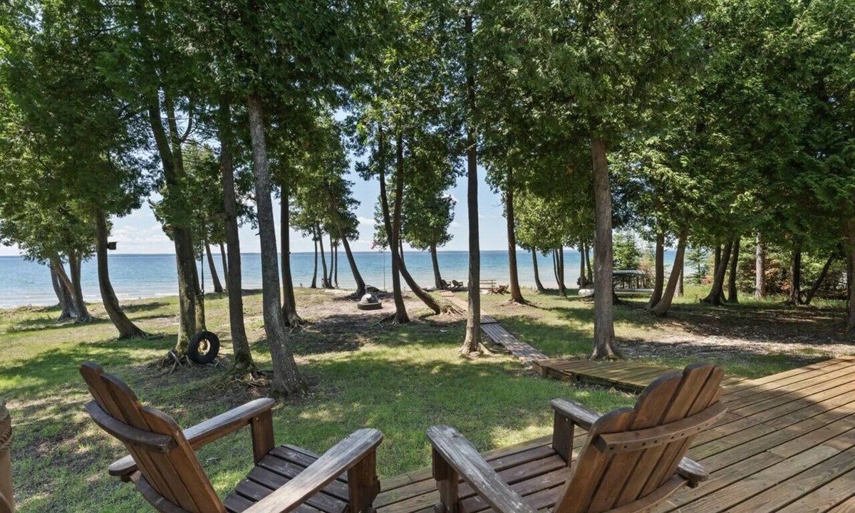 Pointe Aux Pins House | Welcoming 3-bedroom Bridge View Villa house in Bois Blanc Island