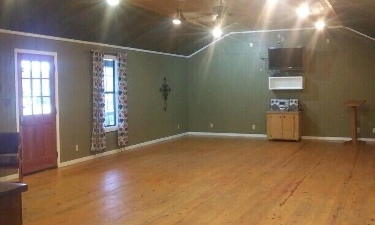 Newton Hotel | Whispering Creek Lodging & RV Resort