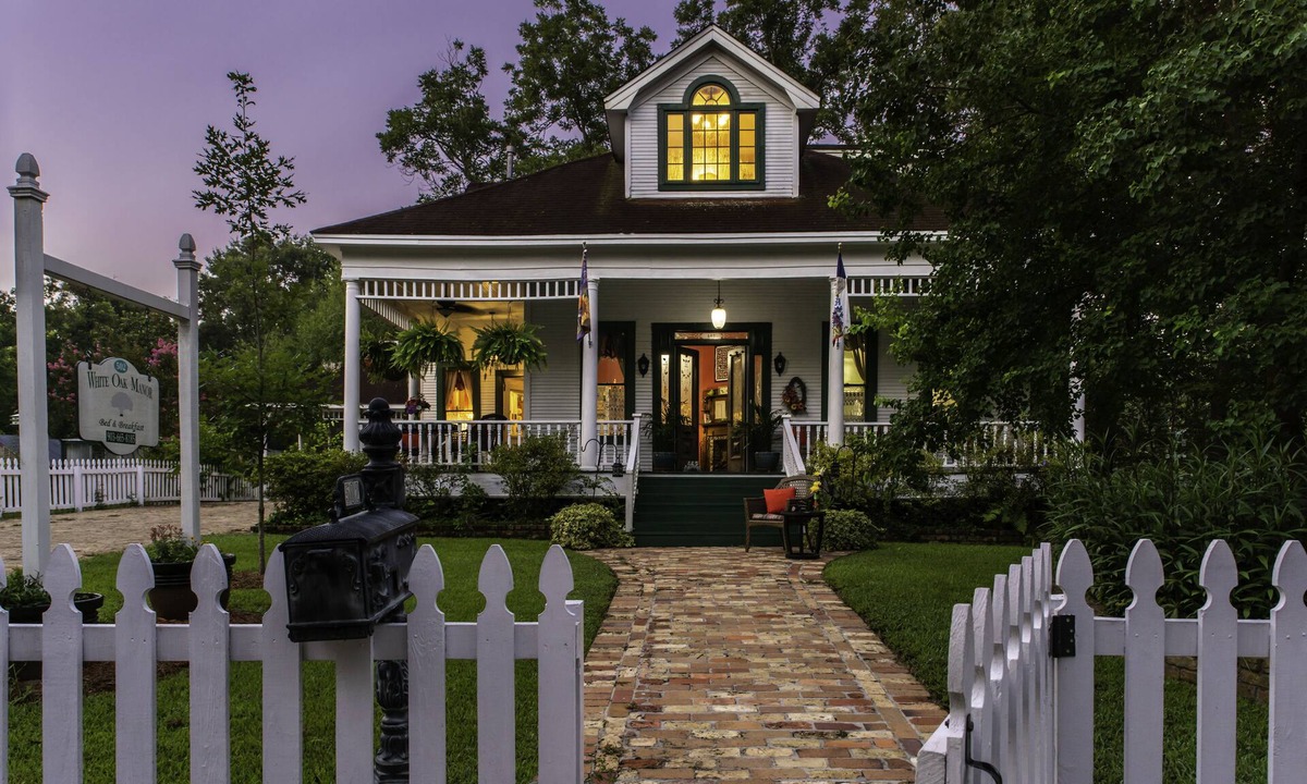 Jefferson Bed & Breakfast | White Oak Manor Bed & Breakfast