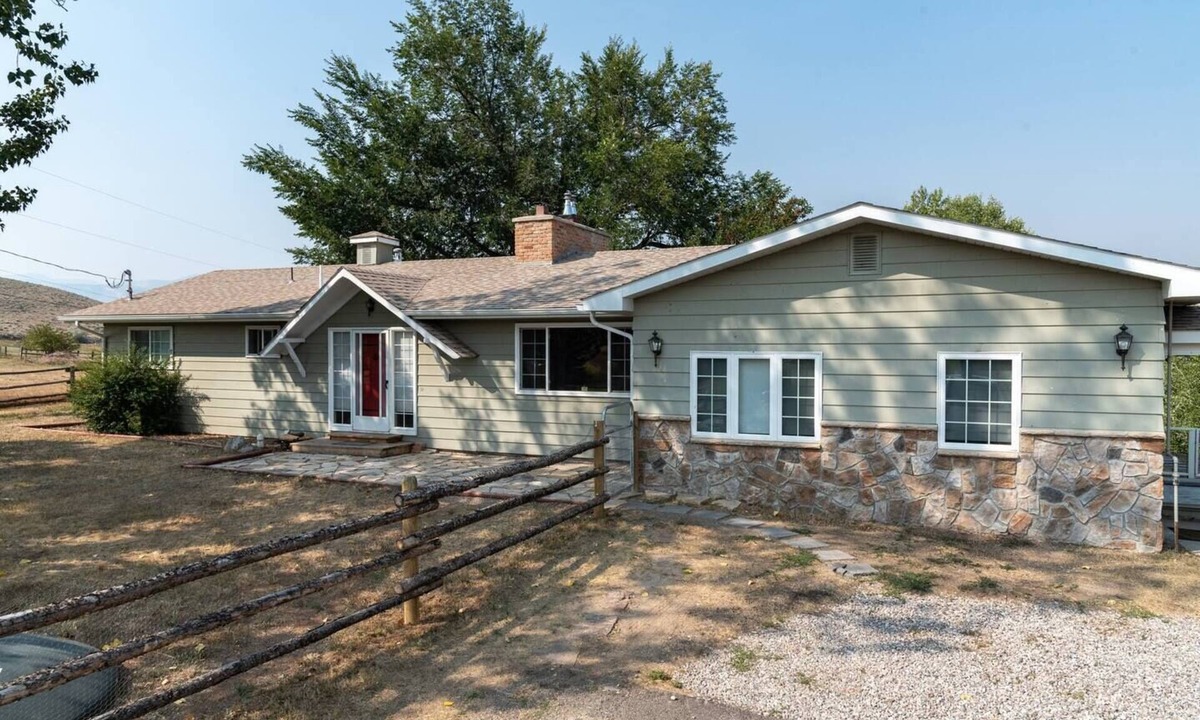 Lander House | Wind River Place- Mountain views, Spring Season!