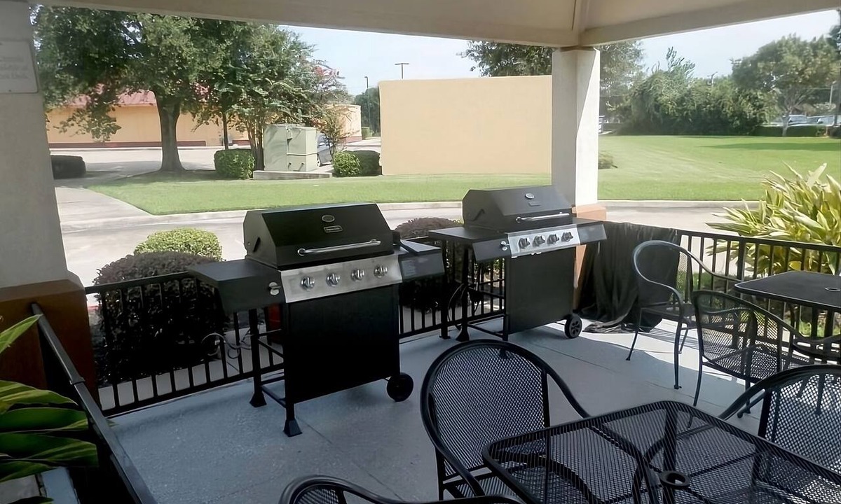 Nassau Bay Hotel | Your Adventure Awaits! Pet-Friendly Property Near NASA Johnson Space Center!