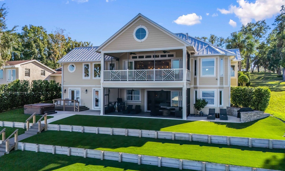Weirsdale House | You’ve found the most luxurious lakefront rental in Central Florida!