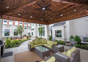 King Suite w/ Pool & Gym Access. FREE Breakfast!