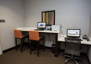 King Suite w/ Pool & Gym Access. FREE Breakfast!