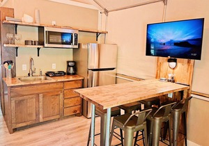 Romantic Getaway Cabin on Creek! Relax and unwind surrounded by nature! - RC10