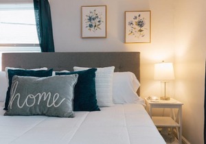 Villa Chic near Downtown Bristol King Bed