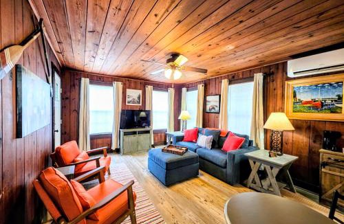 Mid America House | #04-Adorable Large 1 Bedroom Lakeside Cottage- Pet Friendly
