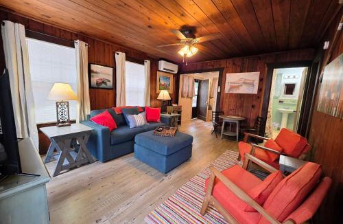 Mid America House | #04-Adorable Large 1 Bedroom Lakeside Cottage- Pet Friendly