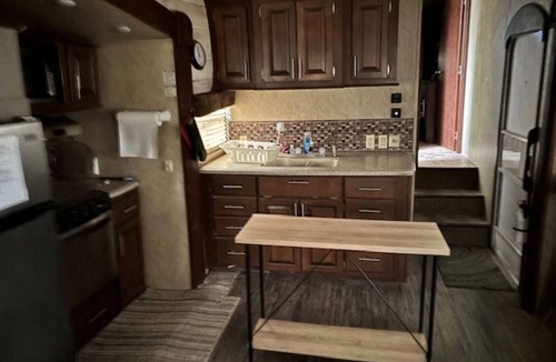 Midland House | 1 Bed, 1 Bath High End RV, Fully Furnished, Pet Friendly