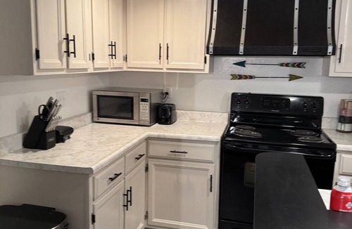 Cheyenne Apartment | 1 Bedroom + sofa bed, upstairs apartment with large seasonal porch