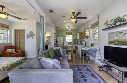 Kingston House | 1 Bedroom Spanish Bungalow Guest House