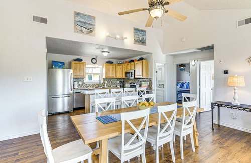 Surfside Beach Cottage | 1 Block to Surfside Beach: Home w/Gulf Views!