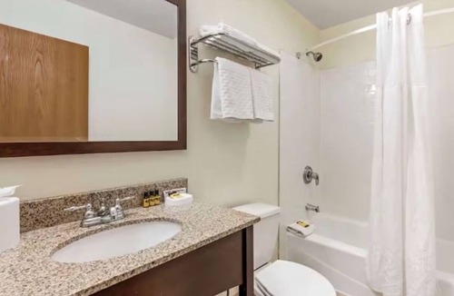 Eagle Hotel | 1 King +2 Queens Two-Floor Suite w/Free Breakfast| Shuttle to/from Vail Airport