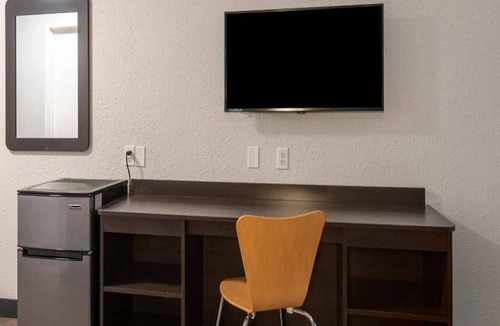 Fort Wayne Apartment | 1 King Bed | Mob Access Tub Nsmk Minifridg