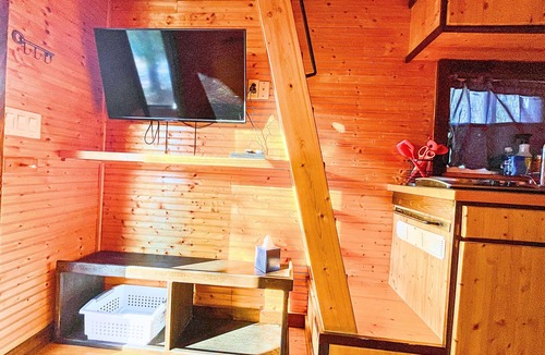 Eastland Cabin | 1 Lakefront Tiny Home | Couples’ Glamping Getaway at Lake Eastland