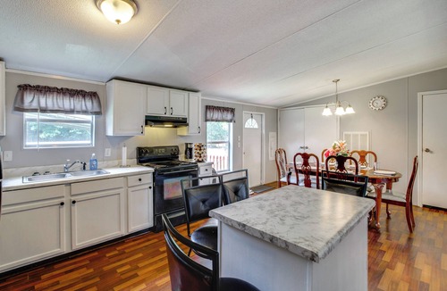 Albany House | 1 Mi to US Marine Base Albany: Cozy Getaway!