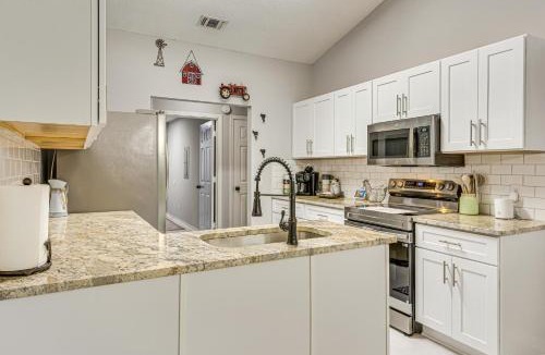 Gulf Breeze House | 1 Mi to Zoo: 'Rustic Bungalow' in Gulf Breeze!
