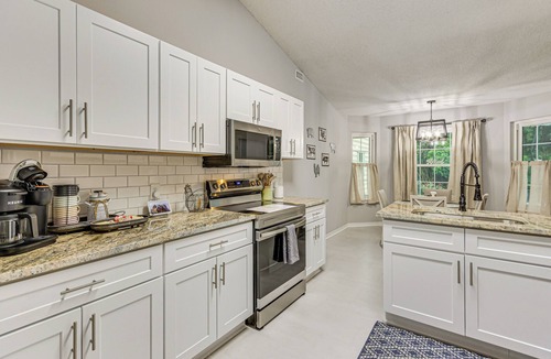 Gulf Breeze House | 1 Mi to Zoo: 'Rustic Bungalow' in Gulf Breeze!
