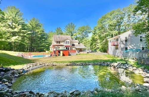 Brodheadsville House | 10 Acres Secluded Property, Hot Tub , Pool, Sauna, WiFi, Pond, Central AC