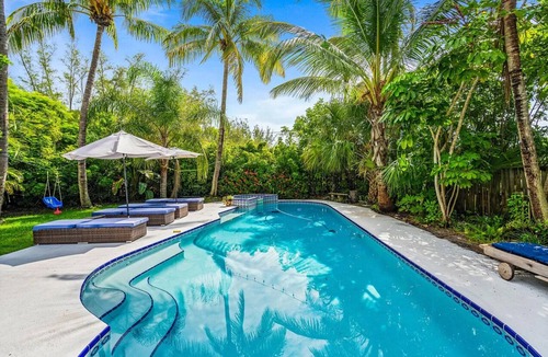 Fort Pierce House | 10 Beds/Private Tropical Pool/4Bikes/Beach Gear/Grill/Walk to Beach & Pickleball