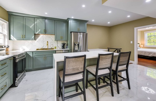 Americus House | 11 Acres & Balcony! Sleek Retreat in Americus