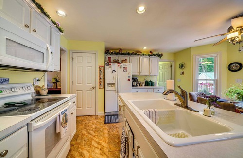 Jeffersontown House | 15 Mi to Louisville: Family Home w/Private Yard!