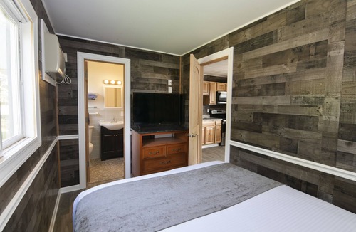 Lake Delton Hotel | #16-17 Completely Redone Studio w/kitchen