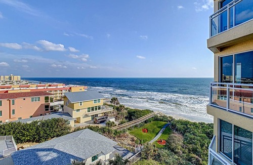 Brown Condo | 188 m² Condo ∙ 2 bedrooms ∙ 5 guests