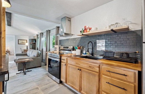 Central Oklahoma City Apartment | 1BR 4 mins from St. Anthony with a dedicated desk — built for work stays #9B