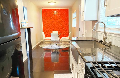 Oakland Apartment | 1BR w/Parking Quiet Retreat Central Oakland