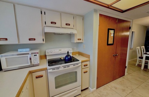 New Smyrna Beach Condo | 1st floor Condo in New Smyrna Beach- 1 minute walk to the beach